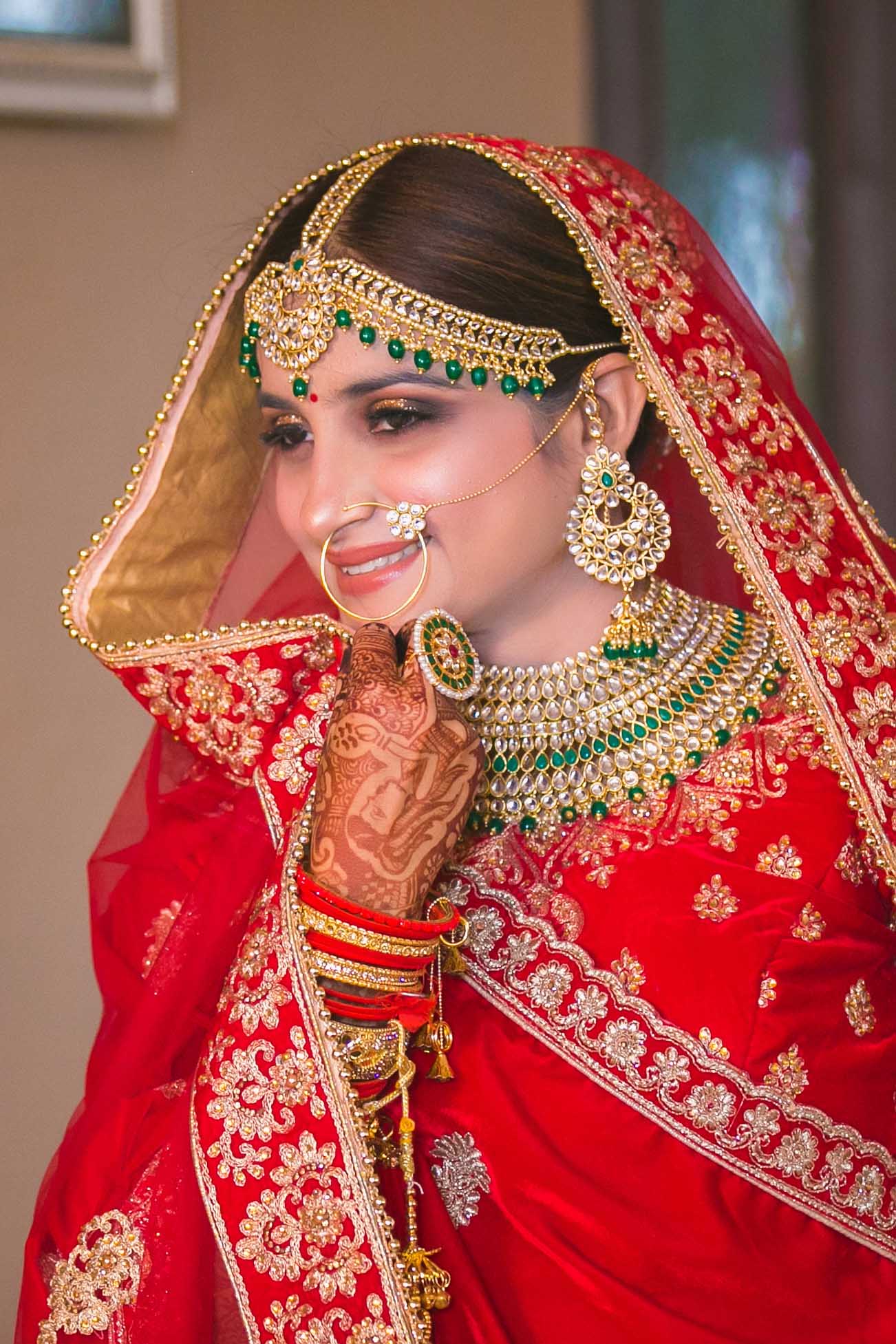 Bride's bridal necklace and earrings, captured by Harsh Studio Photography, Wedding photographer in Indore, Madhya Pradesh, India.